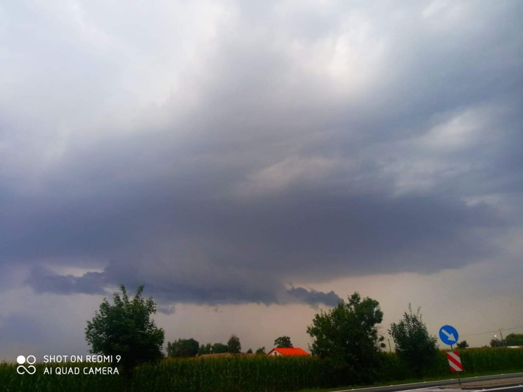 Superkomórka burzowa z widoczną chmurą stropową (wall cloud) i przybudówką breaver tail, autor zdjęcia: Łukasz Lewandowski 